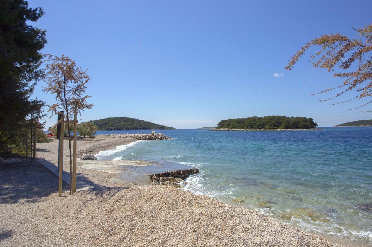 Apartments By The Sea Maslinica, Solta - 14748 Экстерьер фото